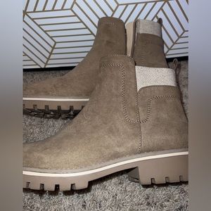 Women’s light brown boot